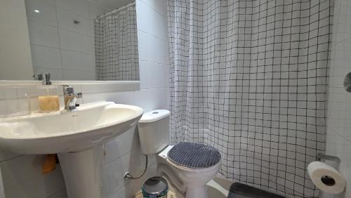 Et badeværelse på Oceana Suites El Tabo