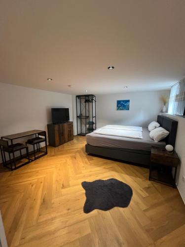 ein Schlafzimmer mit einem Bett und einem Holzboden in der Unterkunft Pension Zwei A Altstadt in Leverkusen