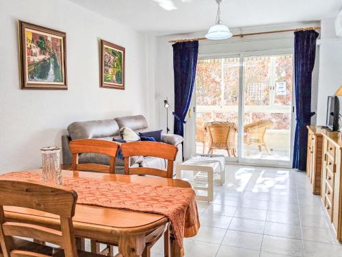 ein Wohnzimmer mit Tisch und Stühlen in der Unterkunft Apartment Celio I by Interhome in Albir