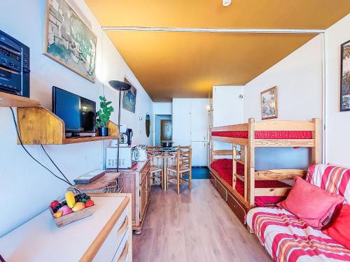 een woonkamer met een bank en een stapelbed bij Studio Cosmos-7 by Interhome in Le Corbier