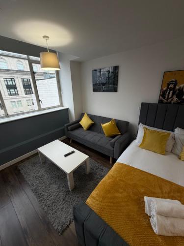 Ένα ή περισσότερα κρεβάτια σε δωμάτιο στο Stunning City View Studio Apartment by StaySavvy Accommodation