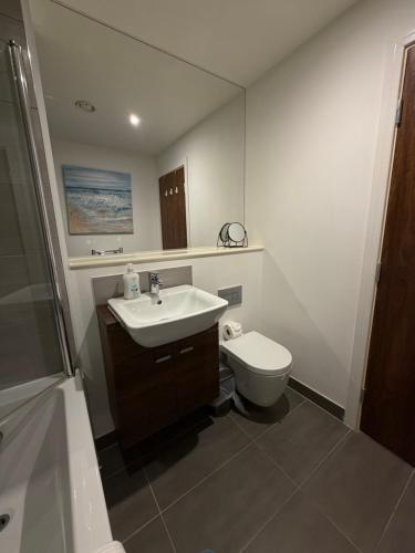 Ένα μπάνιο στο Stunning City View Studio Apartment by StaySavvy Accommodation