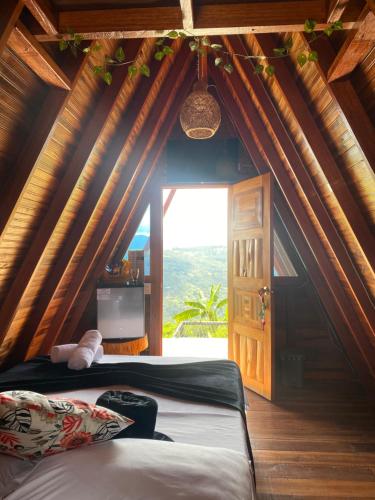 ein Schlafzimmer mit einem Bett in einem Zimmer mit Fenster in der Unterkunft Gran Vista Glamping Curití in Curití