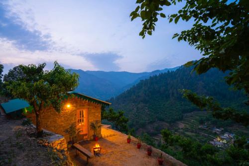 een gebouw op een heuvel met uitzicht op een vallei bij Indulge Ramgarh by PACK in Rāmgarh