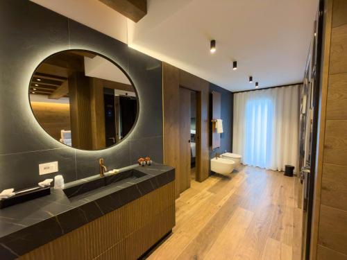 ein Badezimmer mit Waschbecken und Spiegel in der Unterkunft Luxury Mountain Suites in Roccaraso