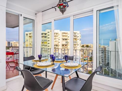 ein Esszimmer mit Tisch und Stühlen und großen Fenstern in der Unterkunft Apartment Diana by Interhome in Benalmadena Costa
