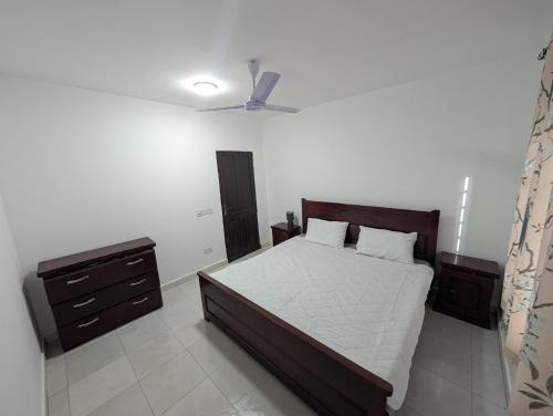 Postel nebo postele na pokoji v ubytování Bright 3-Bedroom Bungalow in Tujereng Sleeps 6