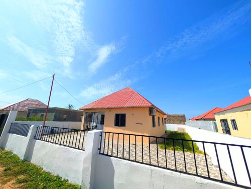 Bright 3-Bedroom Bungalow in Tujereng Sleeps 6