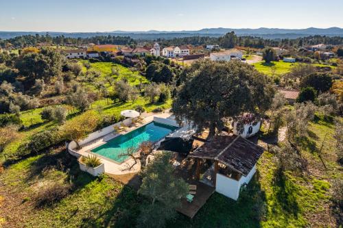 an aerial view of a house with a swimming pool at Quinta Revira Volta in Nesperal