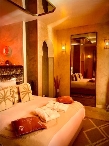 Postel nebo postele na pokoji v ubytování Suite 5 étoiles 1001 Merveilles avec jacuzzi et jeu pour adulte