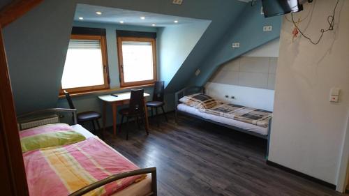 une chambre avec deux lits et une table dans l'établissement GMA Apartment R11, à Schwanau