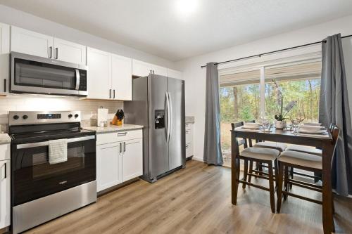 Kuchyň nebo kuchyňský kout v ubytování Stylish 2BR Urban Stay Near CAE Pet Friendly