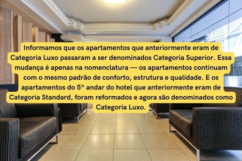 ein Schild an der Wand eines Warteraums in der Unterkunft Sandri City Hotel in Balneário Camboriú