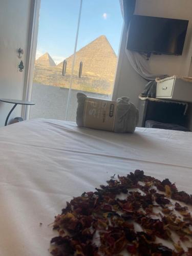 Postel nebo postele na pokoji v ubytování Pyramids essence view