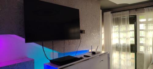 Et tv og/eller underholdning på Flamingo Suites and BnB