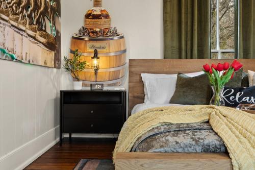 Giường trong phòng chung tại Bourbon Themed Family Home Perfect for Groups