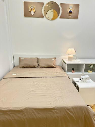 een slaapkamer met een bed en een spiegel aan de muur bij HuếDuo Homestay in Thôn Trường Giang