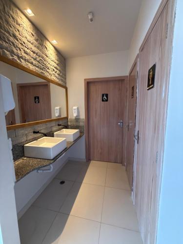 马卡帕诺特酒店的配有两个水槽和两面镜子的浴室