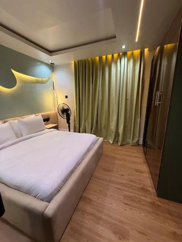 Postel nebo postele na pokoji v ubytování Warm,Cozy & Stylish 1bed apt in the heart of lekki