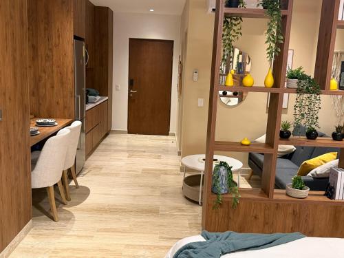 プラヤ・デル・カルメンにあるStudio de luxe Duna 206のソファとテーブルのあるリビングルーム