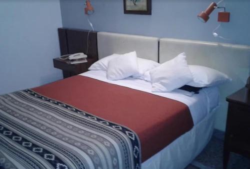 En eller flere senge i et værelse på Hotel Pucara