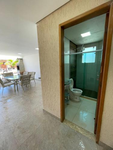 Et badeværelse på Josa Mello's Beach House