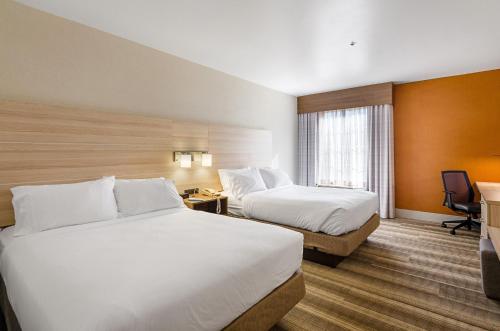 ein Hotelzimmer mit zwei Betten und einem Schreibtisch in der Unterkunft Holiday Inn Express Lexington by IHG in Lexington