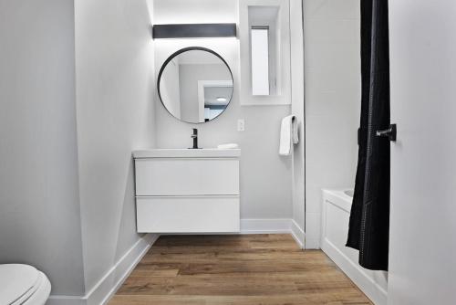 Et badeværelse på Welcome To Our Modern 2Bdrm,1Bth w, Laundry,BBQ