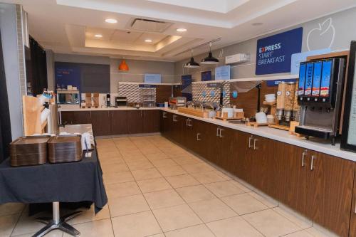 Nhà bếp/bếp nhỏ tại Deer Lake Horizon Hotel, BW Signature Collection