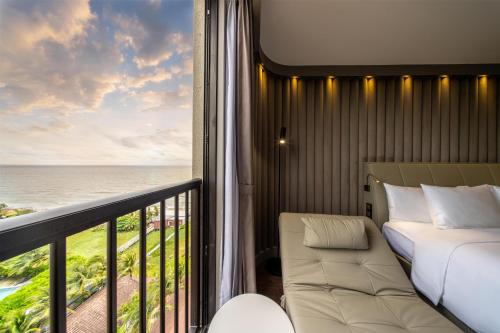 Postel nebo postele na pokoji v ubytování WorldHotels Long Beach Resort Phu Quoc