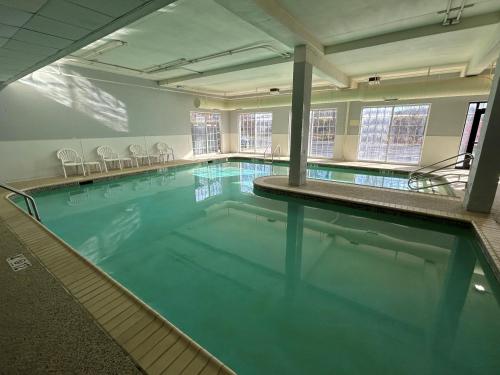 a large swimming pool with blue water in a building at Best Western Chocolate Inn at the Park in Hummelstown