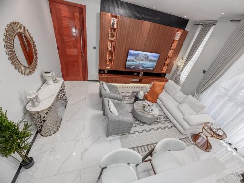 Μια τηλεόραση ή/και κέντρο ψυχαγωγίας στο Ivys Cozy Homes Kampala B5
