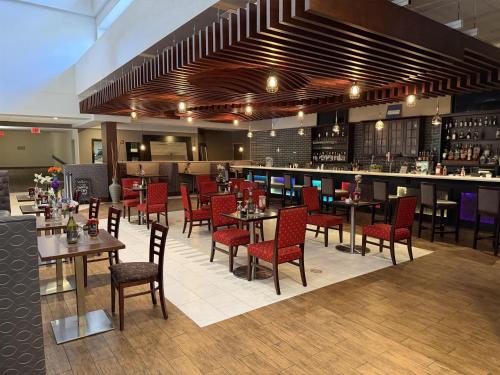 een restaurant met tafels en stoelen en een bar bij Best Western Plus Miamisburg-Dayton Suites, Banquets & Hotel in Miamisburg