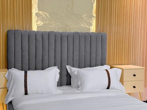 Ένα ή περισσότερα κρεβάτια σε δωμάτιο στο Ivys Cozy Homes Kampala B5