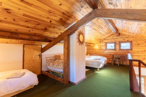 una camera con 2 letti in una baita di tronchi di South-facing Chalet With Views a Le Villard-Late