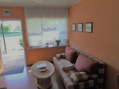 Posezení v ubytování Ferienbungalow Fleesensee