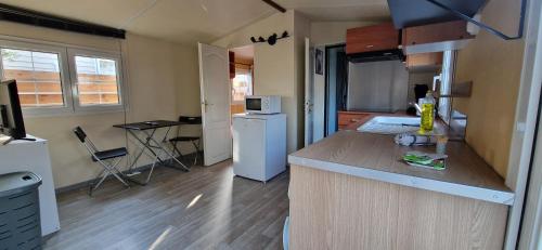 Køkken eller tekøkken på Bungalow Privé - Calme - Climatisation - Parking gratuit