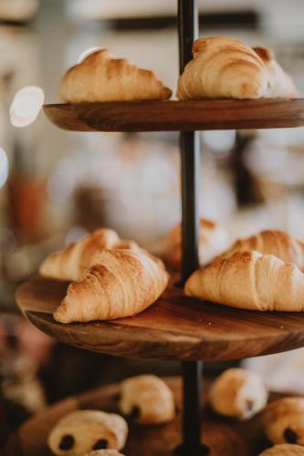 ein Stapel Brote auf drei Etagen in der Unterkunft Shed HOTEL in Verbier