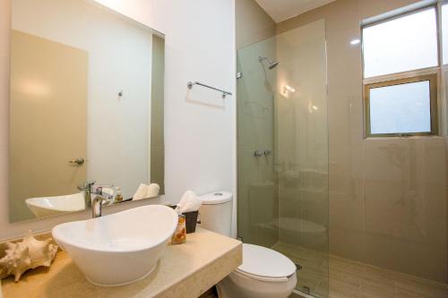 un bagno con lavandino e doccia in vetro di Paraiso apartment 1 a Playa del Carmen