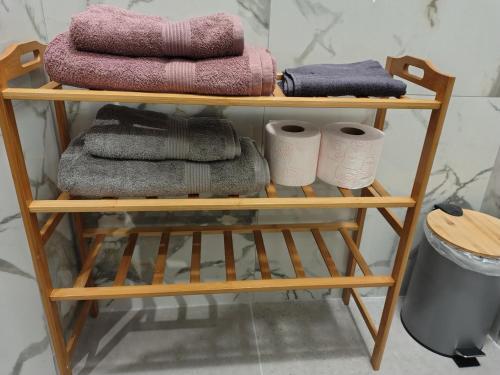 een houten plank met handdoeken en handdoeken bij Konstantinos Loft in Serres