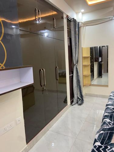 La salle de bains est pourvue d'une douche et d'une paroi en verre. dans l'établissement Shivasti Heritage Stays, à Jāmb