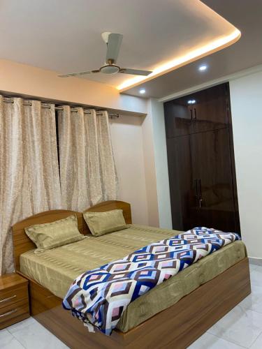 une chambre avec un lit et une fenêtre avec un plafond dans l'établissement Shivasti Heritage Stays, à Jāmb