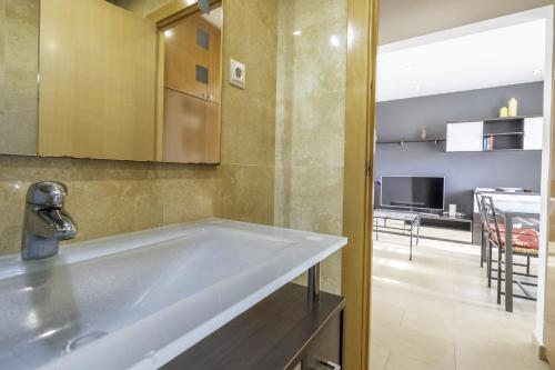 Fotografie z fotogalerie ubytování Piso reformado en Tossa con terraza y AA v destinaci Tossa de Mar