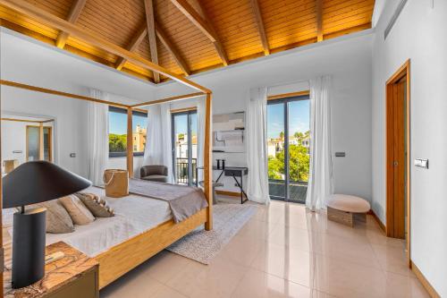una camera da letto con un letto e una scrivania in una stanza di Vale Do Lobo Resort a Vale do Lobo