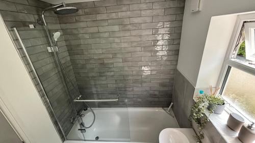 een badkamer met douche en ligbad bij Cottage in Llanberis in Llanberis