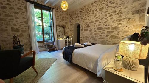 En eller flere senge i et værelse på Chambre d'Hôtes du Domaine de Gargoris, Terrasse Privée & Piscine