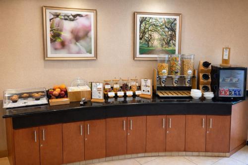 een ontbijtbar op een hotelkamer met fruit en drankjes bij Fairfield Inn & Suites Columbus in Columbus