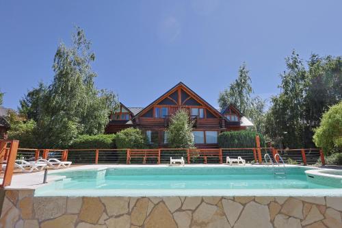 een huis met een zwembad voor een huis bij La Campiña in Bariloche