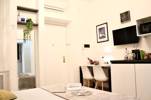 Cozy home among the liveliest street of Isola