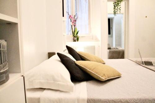 Cozy home among the liveliest street of Isola
